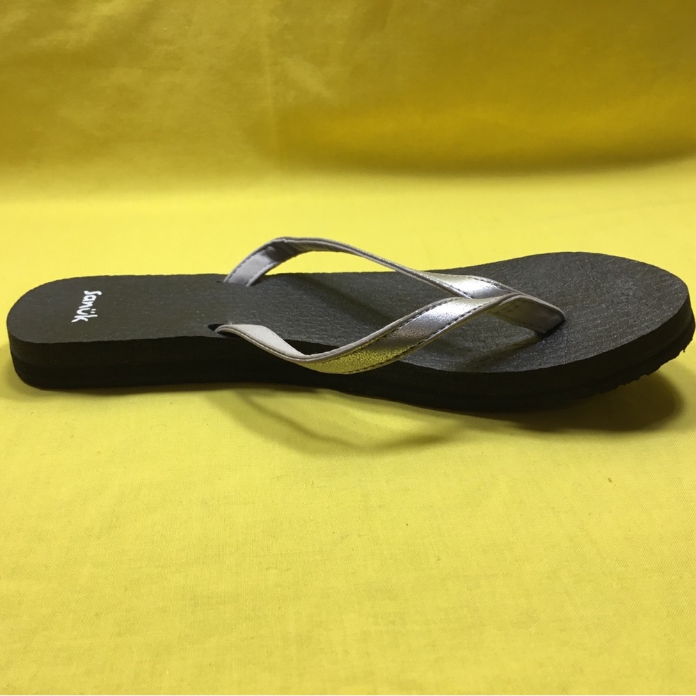 Sanuk Women's Metallic Silver and Black Flip Flop Sandals SZ 8 - Picture 5 of 8
